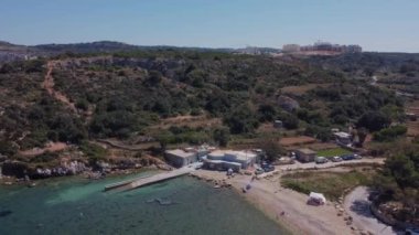 Mistra Körfezi, Malta, Sahildeki hava atışları ve sakin Akdeniz. Yüksek kaliteli FullHD görüntüler