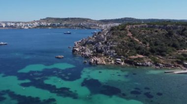 Mistra Bay, Malta, Şnorkelle yüzen tekne rampaları. Rocky Sahili. Hava görüntüsü. Yüksek kaliteli FullHD görüntüler