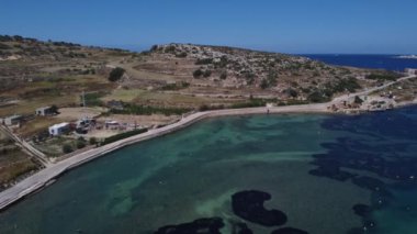Mistra Battery ile ıssız Bay Rdum il-Biez arasındaki tepe. Mistra Körfezi 'nden hava görüntüsü. Malta, Akdeniz. Yüksek kaliteli FullHD görüntüler