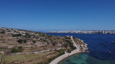 Mistra Körfezi 'nden Mistra bataryalarının hava görüntüsü. Qawra akvaryumu ve Bugibba güvertesi. - Evet. Yüksek kaliteli FullHD görüntüler