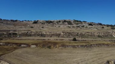 Tarım alanları, tepe terasları ve Il-Fortizza ta Selmun, tepenin üstündeki Campbell Kalesi. Mistra Bay, Malta 'dan hava görüntüsü. Yüksek kaliteli FullHD görüntüler