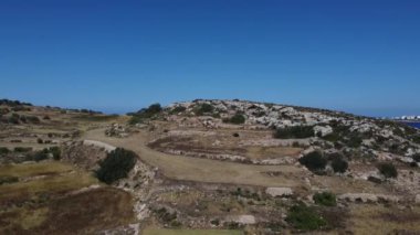 Mistra körfezi, tarımsal tarlaların havadan görünüşü ve çevre tepelerdeki ekin tarlaları. Malta. Yüksek kaliteli FullHD görüntüler