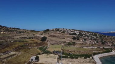 Mistra körfezi, tarımsal tarlaların havadan görünüşü ve çevre tepelerdeki ekin tarlaları. Malta. Yüksek kaliteli FullHD görüntüler