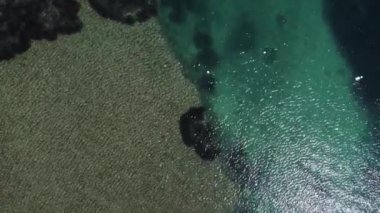 Mistra Körfezi 'nin turkuaz zümrüt suyunu, Malta' nın ahır ve kayaları ve Posidonia bölgelerini temizleyin. Yüksek kaliteli FullHD görüntüler