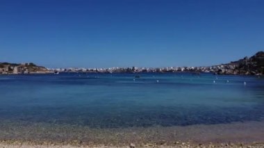 Tekne kayma yolu ve sahil, Mistra Bay Malta, Mayıs 2024, hava manzaralı. Yüksek kaliteli FullHD görüntüler