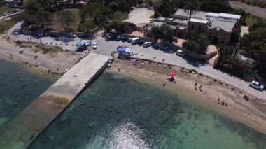 Tekne kayma yolu ve sahil, Mistra Bay Malta, Mayıs 2024, hava manzaralı. Yüksek kaliteli FullHD görüntüler