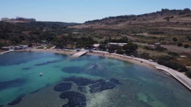 Tekne kayma yolu ve sahil, Mistra Bay Malta, Mayıs 2024, hava manzaralı. Yüksek kaliteli FullHD görüntüler