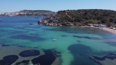 Mistra körfezinin iki kayık rampası arasında yüzen nokta. Kayalık sahilden geriye doğru havadan çekilmiş. Yüksek kaliteli FullHD görüntüler