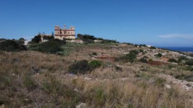 Arkasında Akdeniz olan Selmun Sarayı. Mayıs 2024. Yüksek kalite 4k görüntü