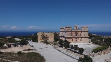 Arkasında Akdeniz olan Selmun Sarayı. Mayıs 2024. Yüksek kalite 4k görüntü