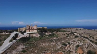 Arkasında Akdeniz olan Selmun Sarayı. Mayıs 2024. Yüksek kalite 4k görüntü