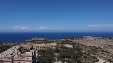 Arkasında Akdeniz olan Selmun Sarayı. Mayıs 2024. Yüksek kalite 4k görüntü