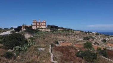 Arkasında Akdeniz olan Selmun Sarayı. Mayıs 2024. Yüksek kalite 4k görüntü