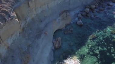 Imgiebah Bay Beach Mellieha 'daki uçurumlar, Selmun yarımadası, Imgiebah Körfezi' nin havadan görünüşü. Yüksek kalite 4k görüntü