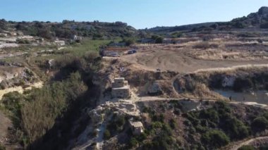 Imgieba plajı yakınlarındaki 2. Dünya Savaşı Pillnox 'un hava manzarası, doğa için zor bir arazi. Malta Akdeniz 'i. Yüksek kalite 4k görüntü