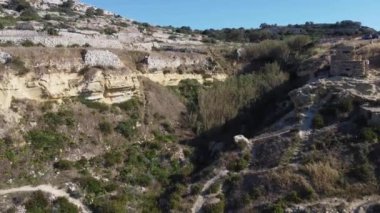 Imgieba plajı yakınlarındaki 2. Dünya Savaşı Pillnox 'un hava manzarası, doğa için zor bir arazi. Malta Akdeniz 'i. Yüksek kalite 4k görüntü