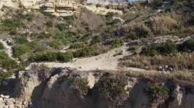  Kayalık bir sahilde tatil, Malta, Selmun Yarımadası, Imgiebah Körfezi. Yüksek kalite 4k görüntü