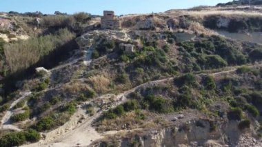 Imgieba plajı yakınlarındaki 2. Dünya Savaşı Pillnox 'un hava manzarası, doğa için zor bir arazi. Malta Akdeniz 'i. Yüksek kalite 4k görüntü