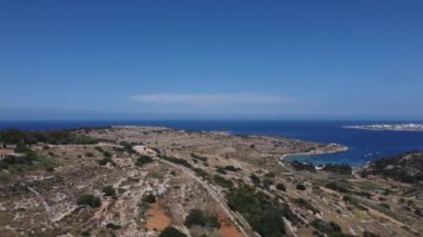 Mistra Körfezi ve Malta Tarım Alanları, teraslı arazi, çekim tesisi. Yüksek kalite 4k görüntü