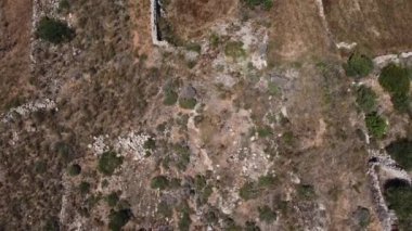 Tarım alanları, teraslı arazi, malta, hava manzarası. Mistra Körfezi, St. Paul Adası, Qawra ve Buggiba, Akdeniz. Yüksek kalite 4k görüntü