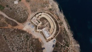 Malta, Mstra Körfezi, 18. yüzyılda Aziz John Tarikatı tarafından inşa edilen Mistra Battery 'nin havadan görünüşü. Kıyı tahkimatı. Çekim başlıyor. Yüksek kalite 4k görüntü