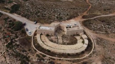 Malta, Mstra Körfezi, 18. yüzyılda Aziz John Tarikatı tarafından inşa edilen Mistra Battery 'nin havadan görünüşü. Kıyı tahkimatı. Çekim başlıyor. Yüksek kalite 4k görüntü