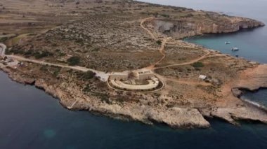 Malta, Mstra Körfezi, 18. yüzyılda Aziz John Tarikatı tarafından inşa edilen Mistra Battery 'nin havadan görünüşü. Kıyı tahkimatı. Çekim başlıyor. Yüksek kalite 4k görüntü