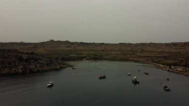 Tekne kayma yolu ve sahil, Mistra Bay Malta, Mayıs 2024, hava manzaralı. Yüksek kaliteli FullHD görüntüler