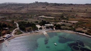 Tekne kayma yolu ve sahil, Mistra Bay Malta, Mayıs 2024, hava manzaralı. Yüksek kaliteli FullHD görüntüler