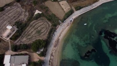 Malta, Mistra Körfezi, mercanlı ve kıyı yollu zümrüt sularının havadan görünüşü, yüksek kaliteli 4K görüntü.