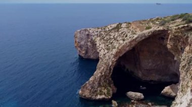 Malta, Blue Grotto, Akdeniz 'deki ünlü kayaların havadan görünüşü, Malta adası mağaraları. Çekim başlıyor. Yüksek kalite 4k görüntü