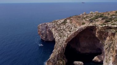 Malta, Blue Grotto, Akdeniz 'deki ünlü kayaların havadan görünüşü, Malta adası mağaraları. Yüksek kalite 4k görüntü