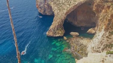 Blue Grotto, Malta Adası. Ünlü doğal kemer. Zümrüt mavisi Akdeniz suyunda tekne turları. Mavi Duvar ve Grotto 'nun bakış açısından görüntüler. Yüksek kalite 4k görüntü