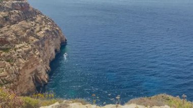 Il-Munqar, altında doğal deniz mağaraları olan Malta adası kayalığı. Bluewvall ve Blue Grotto 'nun manzarası. Küçük tekne ziyaret mağaraları. Yüksek kalite 4k görüntü