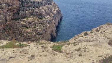 Il-Munqar, altında doğal deniz mağaraları olan Malta adası kayalığı. Blue Grotto Vall ve Blue Grotto Viewpoint 'ten görüntü. Yüksek kalite 4k görüntü