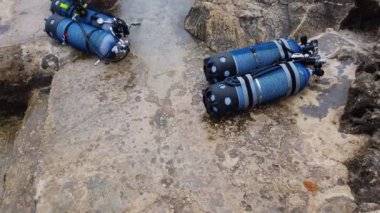 Dalgıçlar tarafından kullanılan oksijen tankları kayalık kıyılarda, Malta 'da, Blue Grotto kanalında. Yüksek kalite 4k görüntü