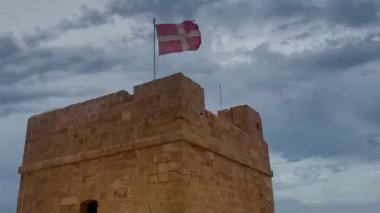 İngilizler tarafından Sciuto veya Sciutu Kulesi olarak adlandırılan Xutu kulesinin tepesindeki Malta bayrağı, kapalı bir günde Lascaris kulelerinin beşte biri. Malta, Qrendi. Yüksek kalite 4k görüntü