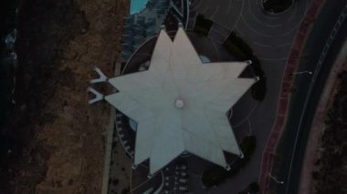 Sabahın erken saatlerinde Malta Ulusal Akvaryum Anteni 'nde gün doğumunda ve altın saatinde. Yıldız şekli yapısı, modern mimari. Malta, Qawra, hava atışı. Yüksek kalite 4k görüntü