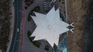 Sabahın erken saatlerinde Malta Ulusal Akvaryum Anteni 'nde gün doğumunda ve altın saatinde. Yıldız şekli yapısı, modern mimari. Malta, Qawra, yukarıdan aşağıya statik çekim. Yüksek kalite 4k görüntü
