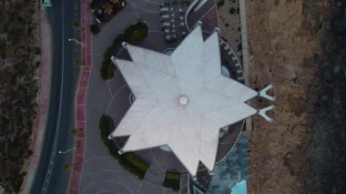 Sabahın erken saatlerinde Malta Ulusal Akvaryum Anteni 'nde gün doğumunda ve altın saatinde. Yıldız şekli yapısı, modern mimari. Malta, Qawra, yukarıdan aşağıya statik çekim. Yüksek kalite 4k görüntü