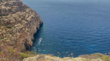 Il-Munqar, altında doğal deniz mağaraları olan Malta adası kayalığı. Bluewvall ve Blue Grotto 'nun manzarası. Küçük tekne ziyaret mağaraları. Yüksek kalite 4k görüntü