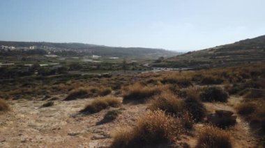Malta, Ghajn Tuffieha, Malta bitkisinin manzarası ve uzak bir yol. Yüksek kalite 4k görüntü