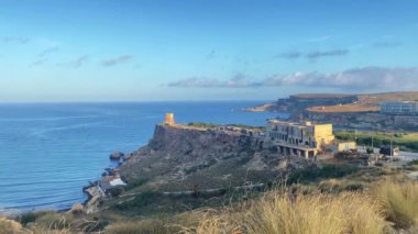 Malta Ghajn Tuffieha Körfezi, 2. Dünya Savaşı Pillbox, Gözetleme Kulesi ve terk edilmiş bina. Altın kum plajı ortaya çıkıyor. Yüksek kalite 4k görüntü