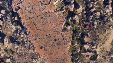 Qarraba Körfezi düz kaya burnu Malta, sabah güneş ışığında yukarıdan aşağı hava manzarası. Yüksek kalite 4k görüntü