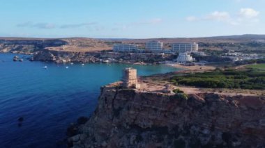 Malta Ghajn Tuffieha Körfezi, 2. Dünya Savaşı Pillbox, Gözetleme Kulesi ve terk edilmiş bina. Altın kum plajı ortaya çıkıyor. Yüksek kalite 4k görüntü