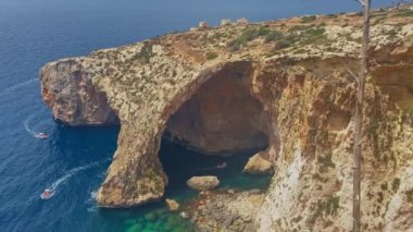 Blue Grotto, Malta Adası. Ünlü doğal kemer. Zümrüt mavisi Akdeniz suyunda tekne turları. Mavi Duvar ve Grotto 'nun bakış açısından görüntüler. Yüksek kalite 4k görüntü
