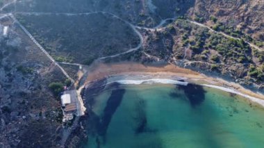 Sabahın erken saatlerinde Golden snd plajı, Ghajn Tuffieha körfezi, ya da ramla körfezi plajı. Havadan çekim. Yüksek kalite 4k görüntü