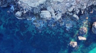 Malta adasında Rocky plajı ve safir deniz suyu, Akdeniz, Ghajn Tuffieha körfezi, Malta. Yüksek kalite 4k görüntü