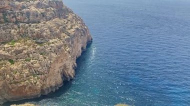 Il-Munqar, altında doğal deniz mağaraları olan Malta adası kayalığı. Blue Grotto Vall ve Blue Grotto Viewpoint 'ten görüntü. Yüksek kalite 4k görüntü