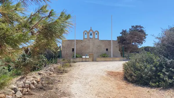 Comino, Malta 28.05.2024 - Hermitage, Hanımlarımızın Şapeli - Aziz Mary Kilisesi. Yüksek kalite fotoğraf